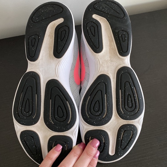 Gently Used Women’s Nike Sneakers - Picture 3 of 5